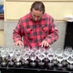 The Chinese person performs music on the mug glasses