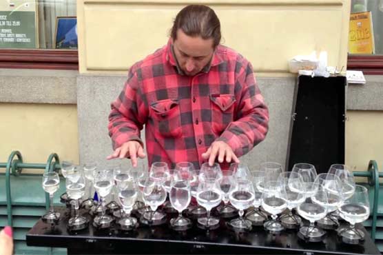 The Chinese person performs music on the mug glasses