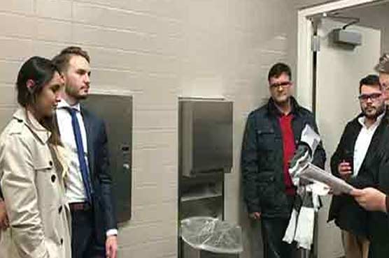 Premi couple married in the bathroom