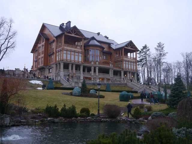 Former Ukraine president spent $ 2 billion on his palace