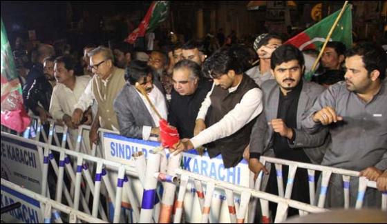 PTI, SIT IN, IN, KARACHI, ENDED, POLICE, SOLDIERS, INJURED