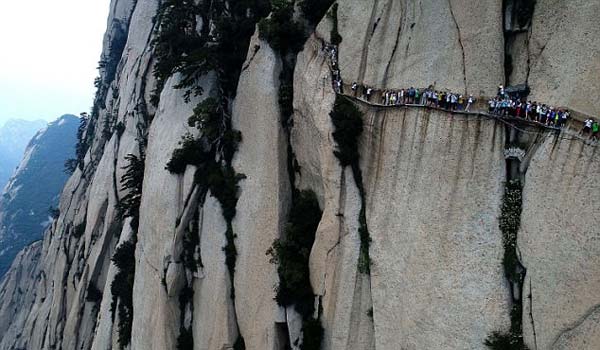Snow-clearing on thousands of feet high way in China