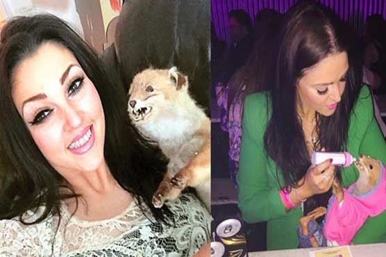 The woman keeping with her all-time dead fox