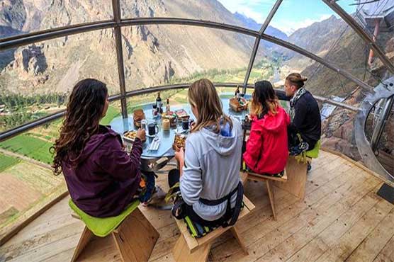 Glass room to shows the dance of moon and stars