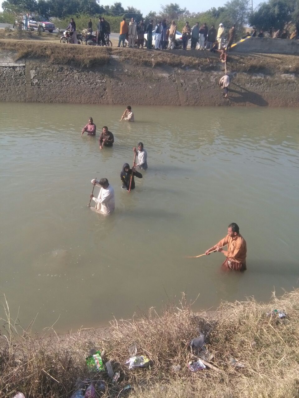 MIANWALI, RESCUE, 1122, WORKERS, FOUND, DEAD, BODY, OF, 6, YEAR, OLD, GIRL, AFTER, TWO, HOURS, HARD, EFFORTS