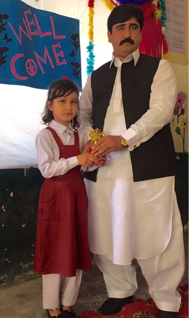 SANIA ZAHID, DAUGHTER, OF, BUREAU, CHIEF, ROYAL NEWS, RAJA ZAHID, GOT, FIRST, POSITION, IN, SCHOOL, SIR SYED