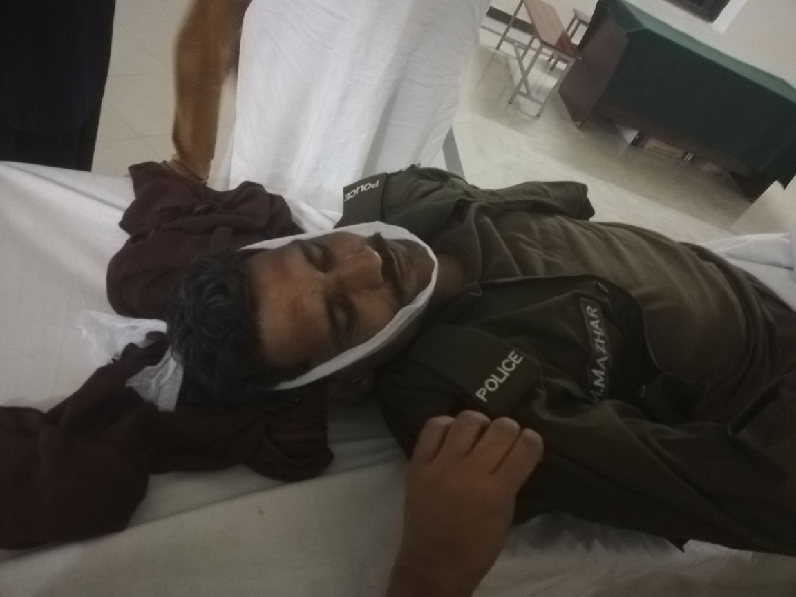 PS, KOTLI , SATTIAN, ARMED, MEN, IN, SUZUKI, CARRY, VAN, FIRING, ON, POLICE, COPS, KILLED, ONE, POLICE, CONSTABLE, AND, SEVERAL, INJURED