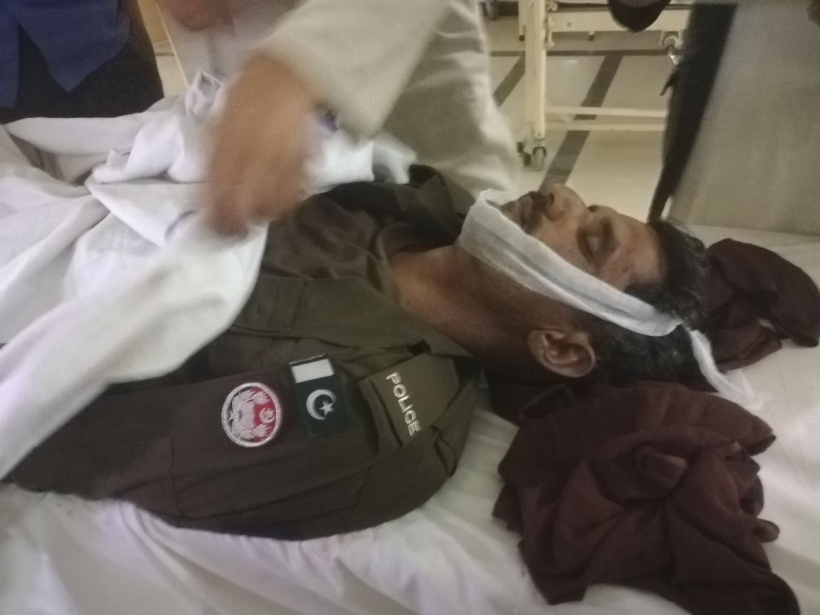 PS, KOTLI , SATTIAN, ARMED, MEN, IN, SUZUKI, CARRY, VAN, FIRING, ON, POLICE, COPS, KILLED, ONE, POLICE, CONSTABLE, AND, SEVERAL, INJURED