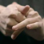 Why does the fingers sound on the rock?