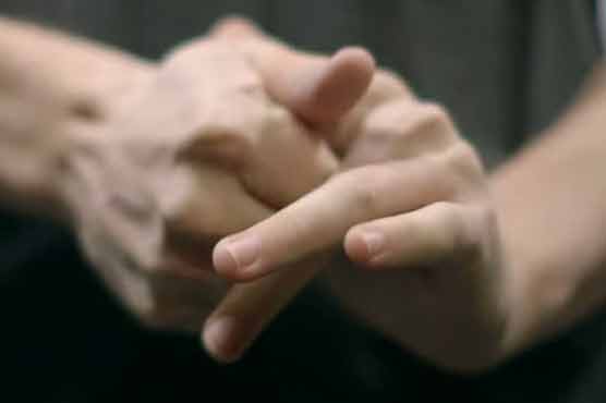 Why does the fingers sound on the rock?