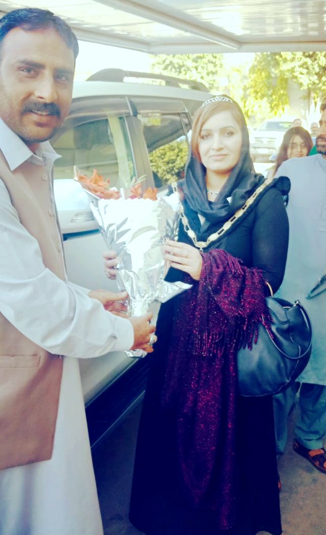 MAYOR, SALU, SYEDA NAZ, ARRIVAL, IN, PAKISTAN, LEADER, OF, SARKAR 5, RAJA AZHAR OF, GAHROO, RECEIVED, AT, AURPORT