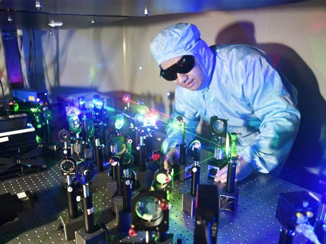 Save data equivalent to 1000 DVDs in the holo graphic movie