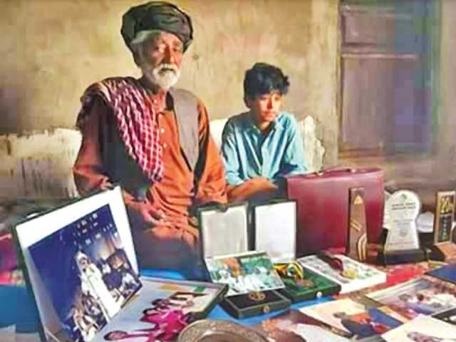 Take more than 100 award, give me bread, Singer Bashir Baloch