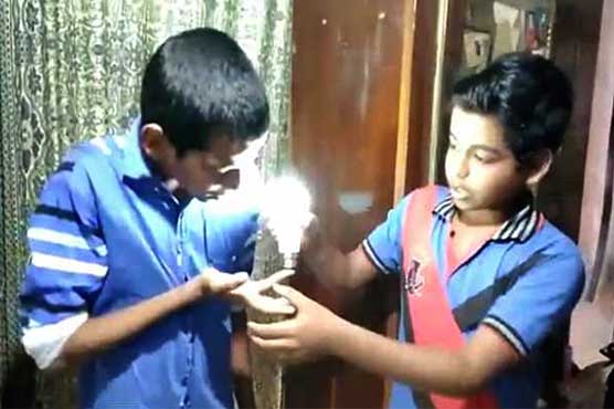 Baby to light the bulb from body without electricity