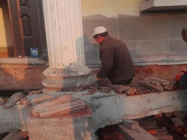 The farmer threw his three-storey house took behind by 40 meters