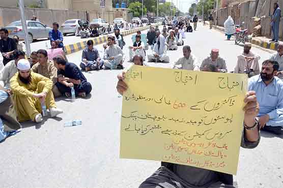 Quetta: Young doctors and para medical staff once again came out on the streets