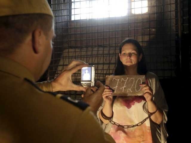 Awesome hotel to handcuffs to passengers in prison