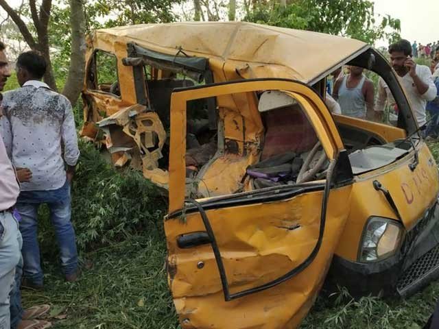 School van deteriorated in the context of train in India, 13 children died