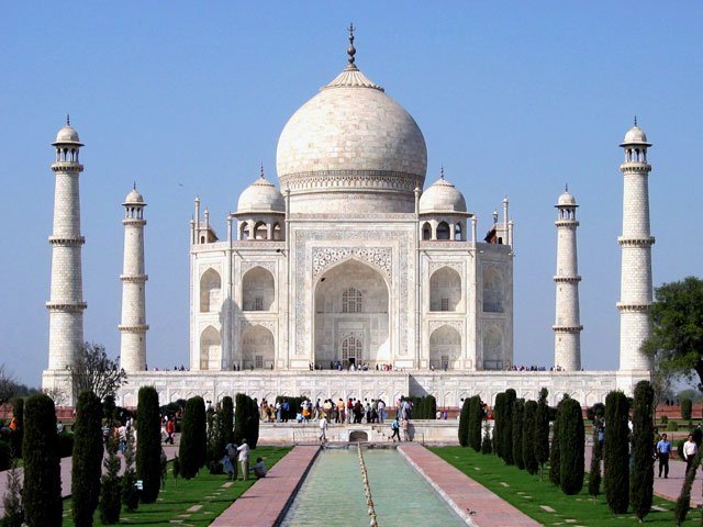 The sign of love fell to 12 feet high of Taj Mahal