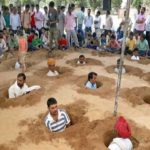 Indian farmers bury in the land against the occupation of the land