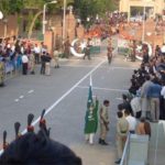 Participating in the flag of national cricketers to flag the flag on Wagah border