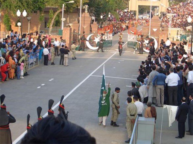 Participating in the flag of national cricketers to flag the flag on Wagah border