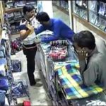 Anonymous robbery of the boys wearing masks in the garment shop