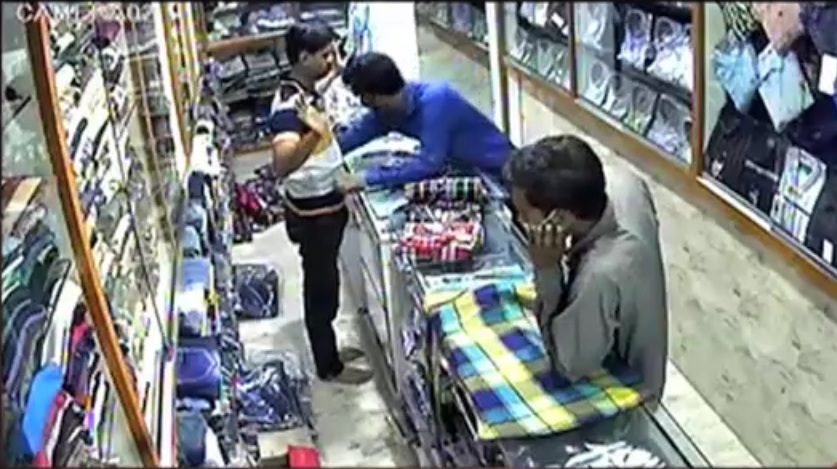 Anonymous robbery of the boys wearing masks in the garment shop