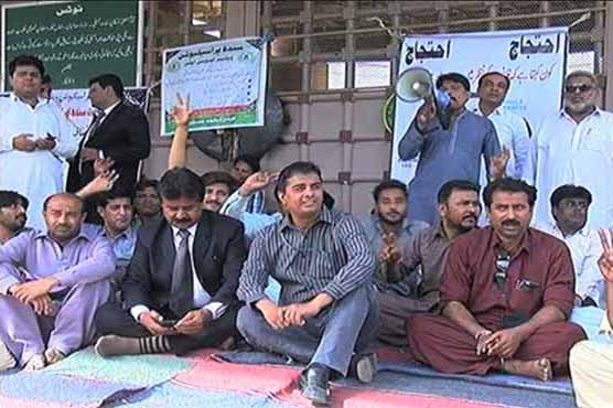 Increase salaries, public prosecution continues in front of Sindh Assembly