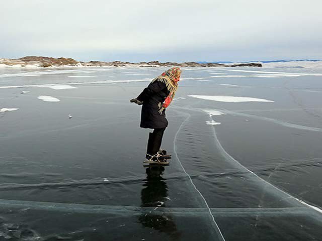 76-year-old woman crossing the frozen lake by skating daily