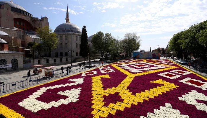 Read the world's largest carpets in Istanbul