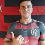 The insanity of soccer sinked the shirt of his favorite team on the body