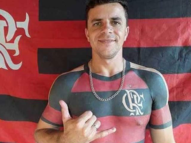 The insanity of soccer sinked the shirt of his favorite team on the body