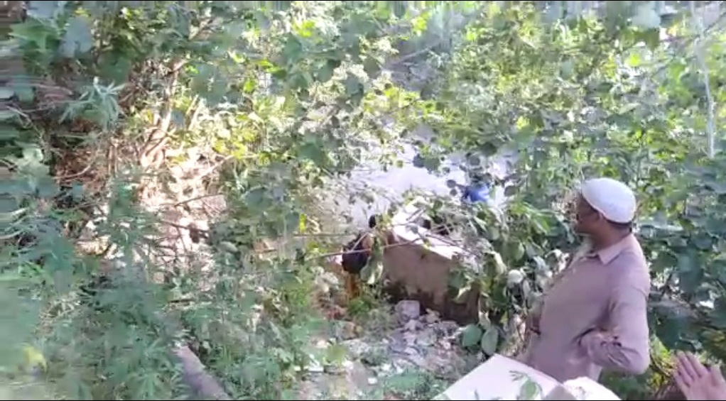 Suzuki Van fall down in the drain near I-9