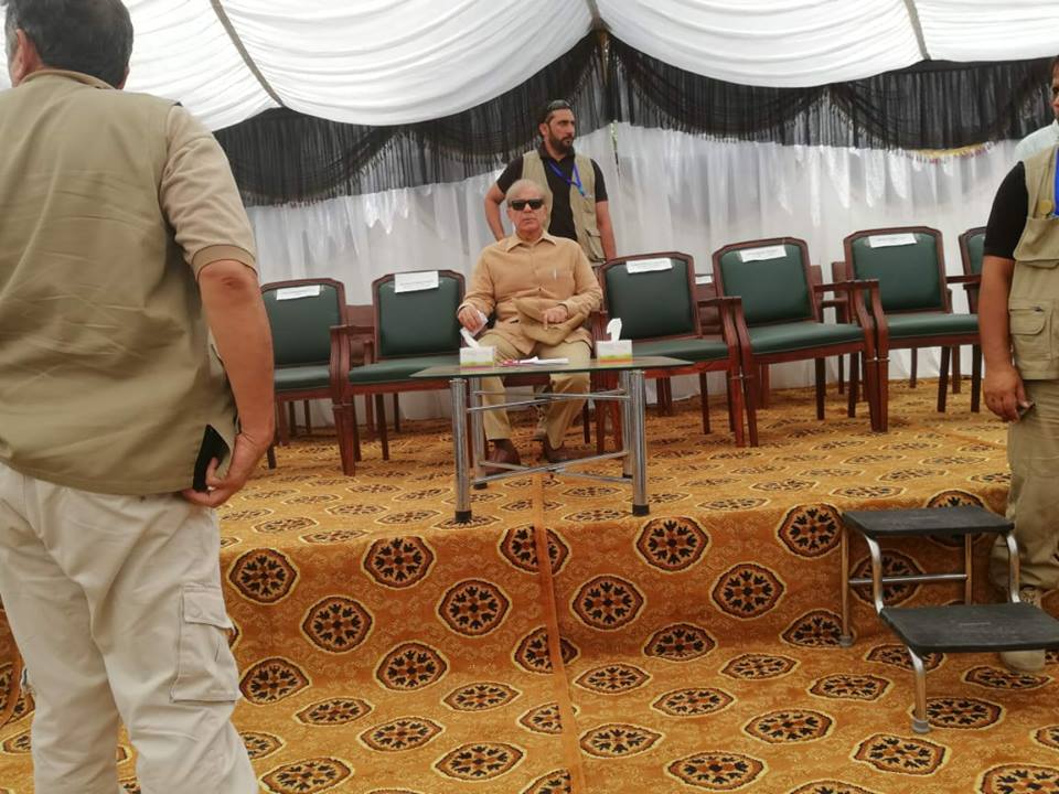 The Chief Minister faced embarrassment in the Chiniot, what happened with high servant during the ceremony?