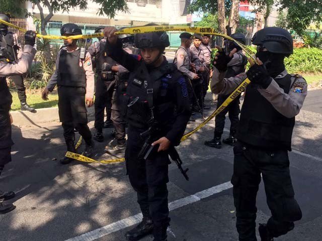 Suicide attack on police headquarters in Indonesia, 4 invaders killed