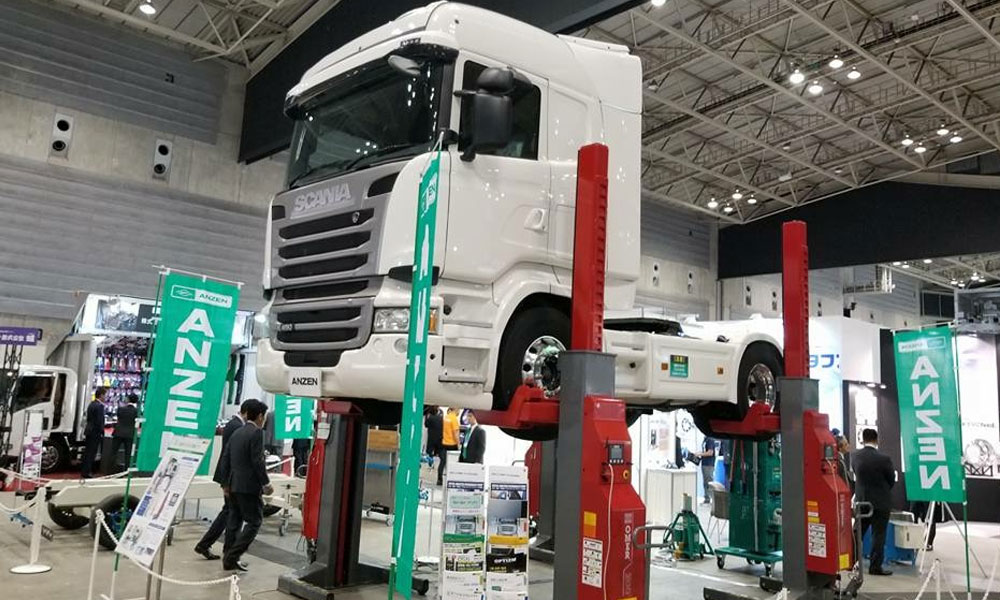 World's largest trucks in Japan