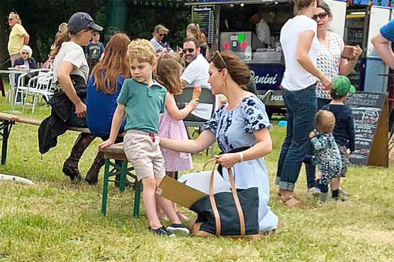 Viral photos of the British royal family tour