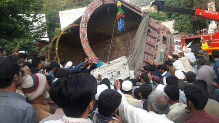 Abbotabad, Van, driver, in, hurry, got, accident, ten, died
