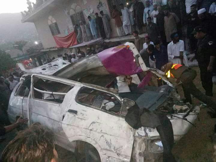 Abbotabad, Van, driver, in, hurry, got, accident, ten, died