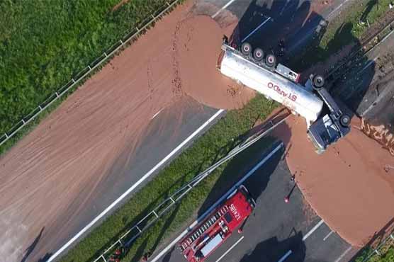 Sweet traffic accidents in Poland, spread delicious chocolate everywhere from truck overwhelming