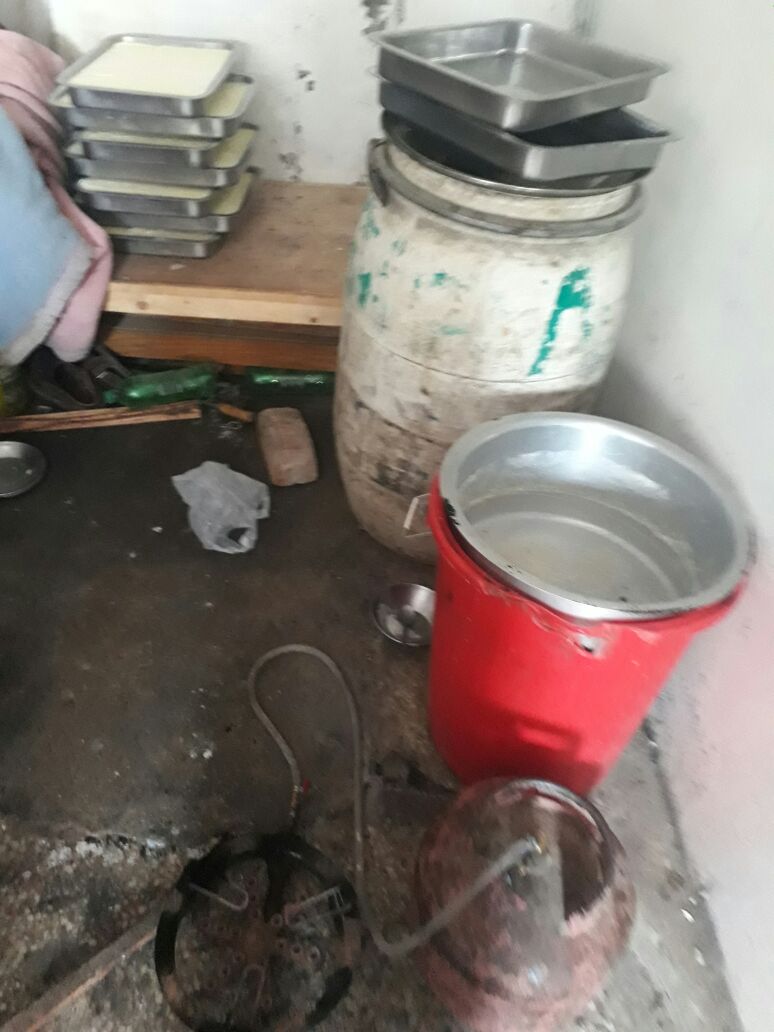 rawalpindi, cantt, dhoke syedan, thrid, class, milk, and, oil, being, sold, in, market, food, department, operation