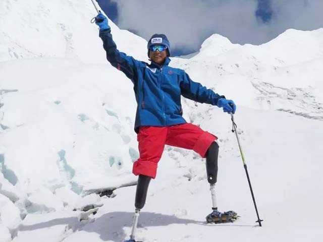 Despite both the feet of Paranwani, Kohur's 69-year-old Everest headwoman