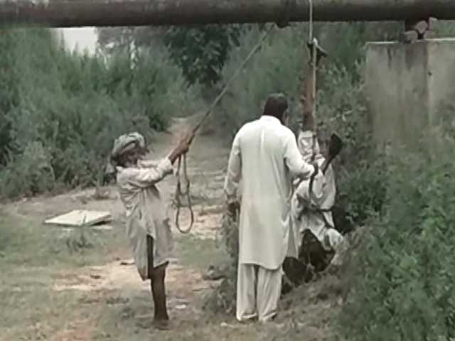 Influential people overthrowing violence to labor in Gujranwala, video viral