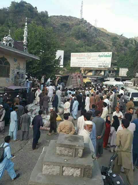 Abbotabad, Van, driver, in, hurry, got, accident, ten, died