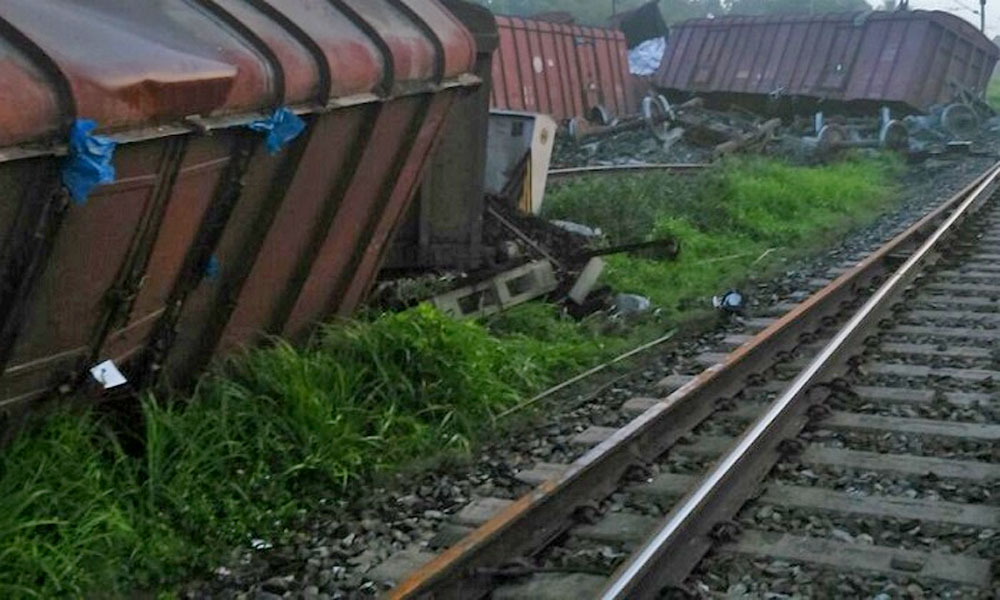 Roadside trains are trapped by train accident