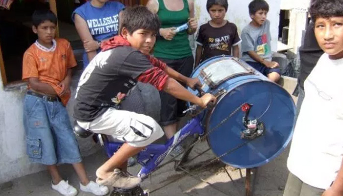 The Filipino man found an easy way to wash clothes