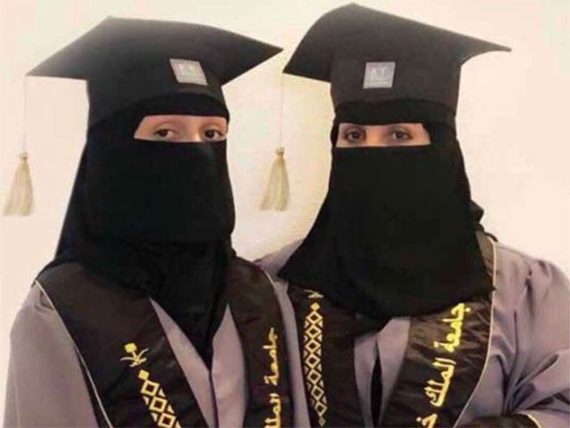 Saudi Mother Daughter got graduation degree on the same day