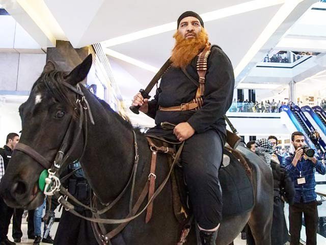 Actors arrival of shopping mall in the dress of ISIS, people screaming
