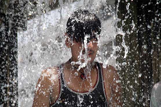 KARACHI: The heat of the heat was broken, the possibility of staying at 38 to 40 degrees today